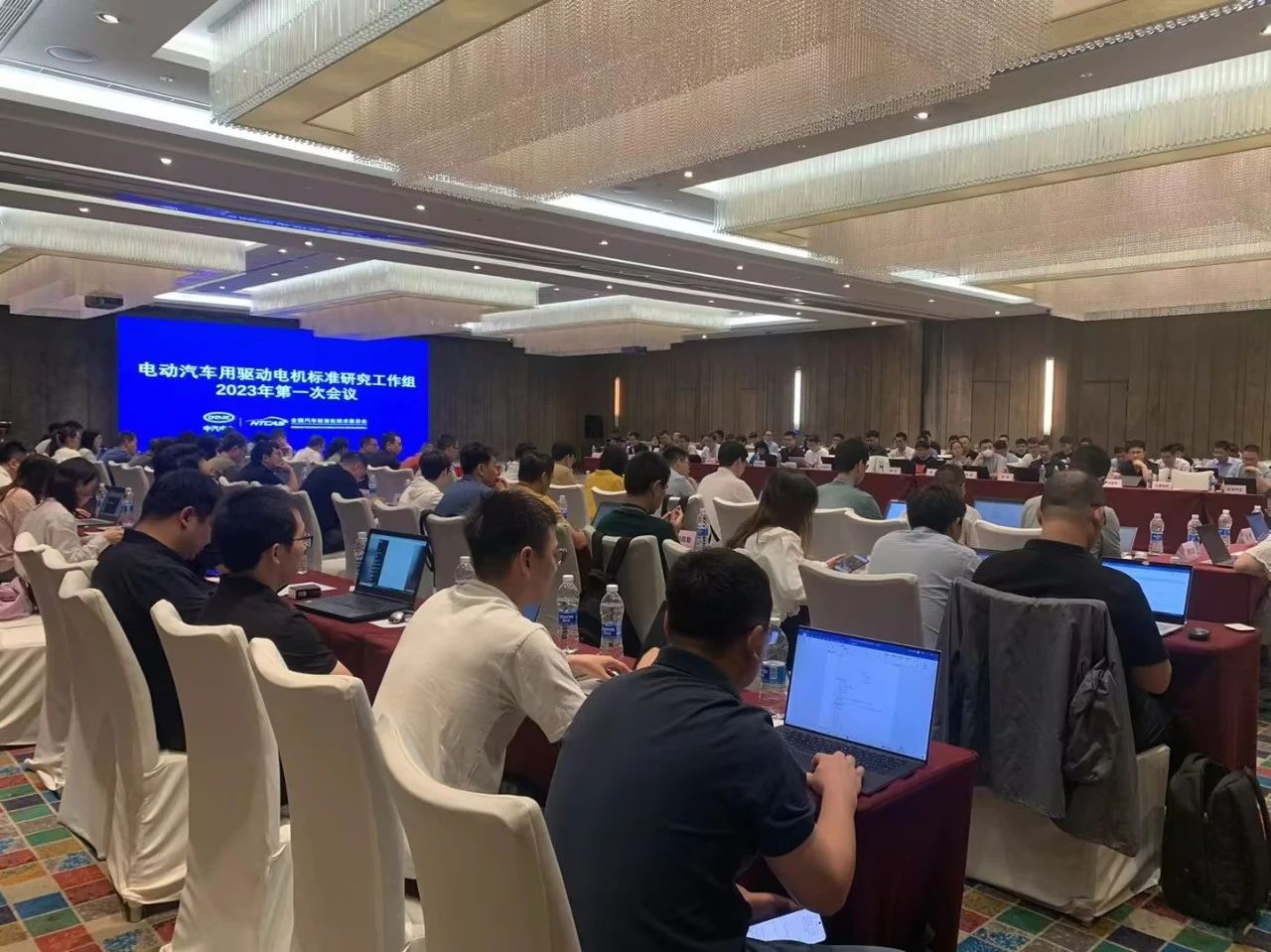 20230720電動(dòng)汽車用驅(qū)動(dòng)電機(jī)標(biāo)準(zhǔn)研究工作組2023年第1次工作組會(huì)議在大連召開.jpg
